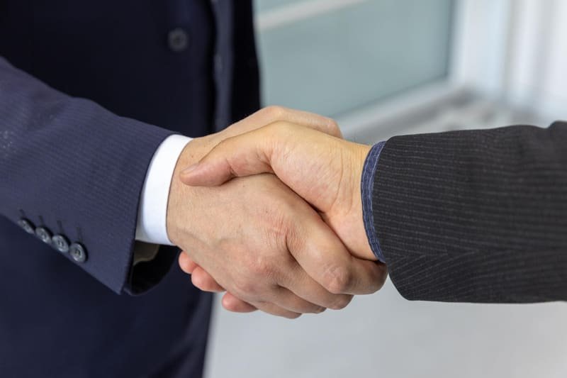 Dienstleister im Beratungsgespräch